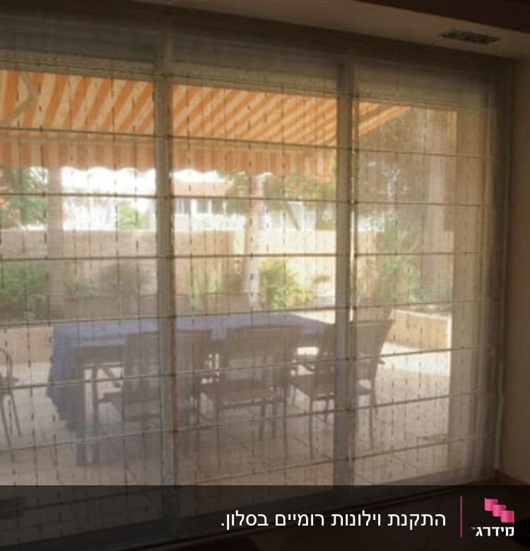 וילון שקוף על חלון זכוכית גדול